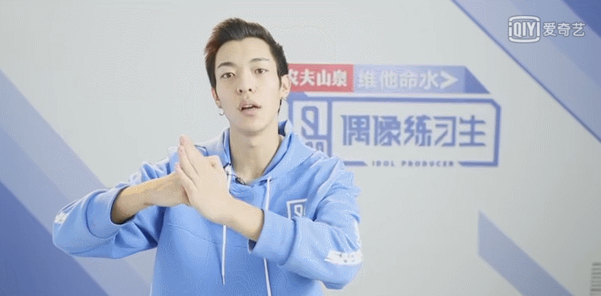 别人比心卜凡抱拳,岳岳卖完萌就扇自己一巴掌,你俩要不要这么直