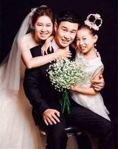 这是一家三口的照片,瞧沈佳润的表情,小沈阳把表演天赋遗传给女儿