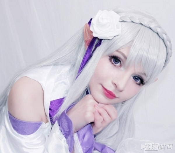 英美女脸贴胶带玩cosplay 治愈社交焦虑症