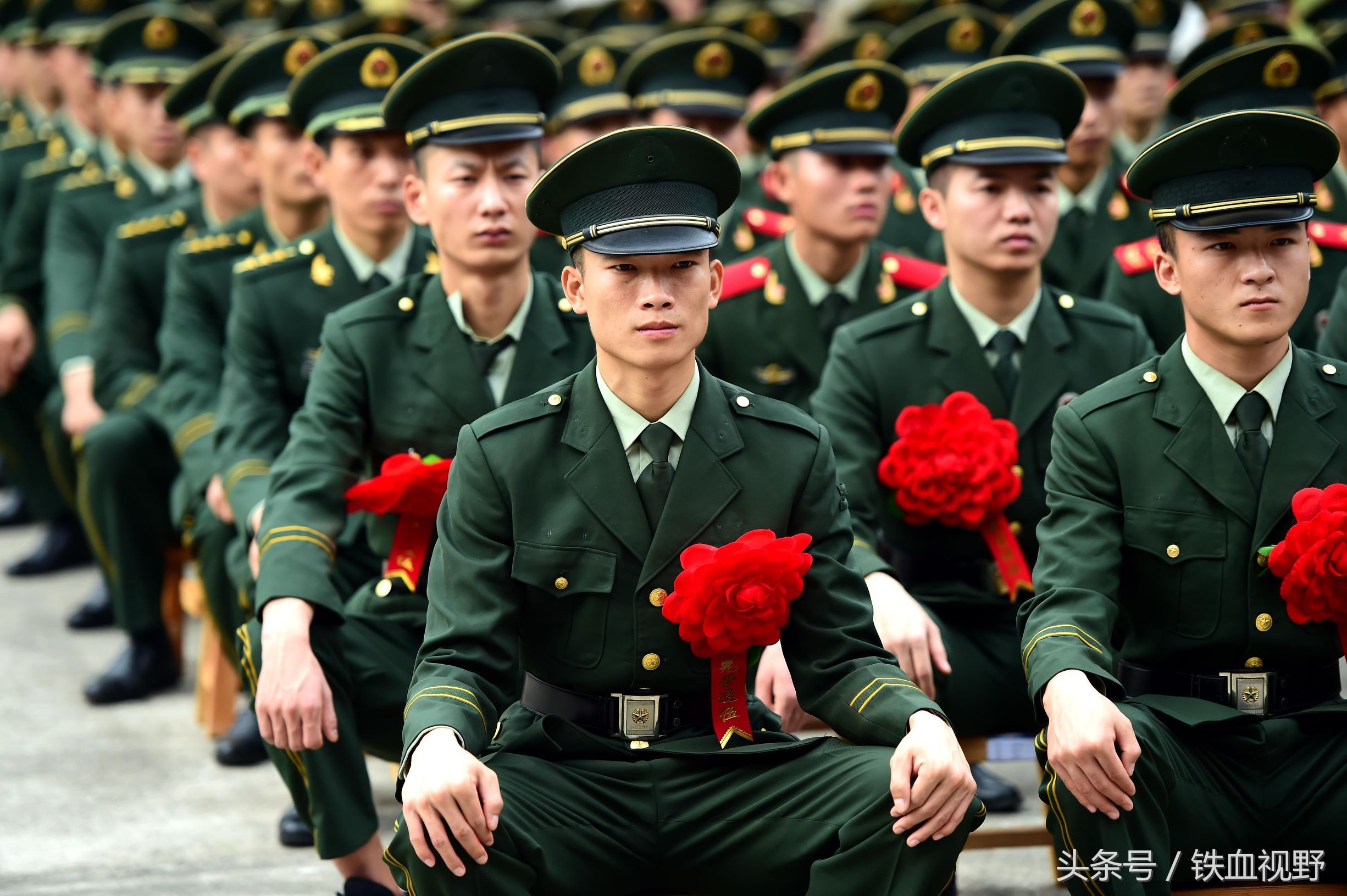 深圳武警退伍大会,老兵恋恋不舍脱军装,再坚强也忍不住泪流满面