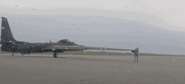 u2侦查飞机,为了减轻重量只有2个起落架,起飞时必须有人扶着