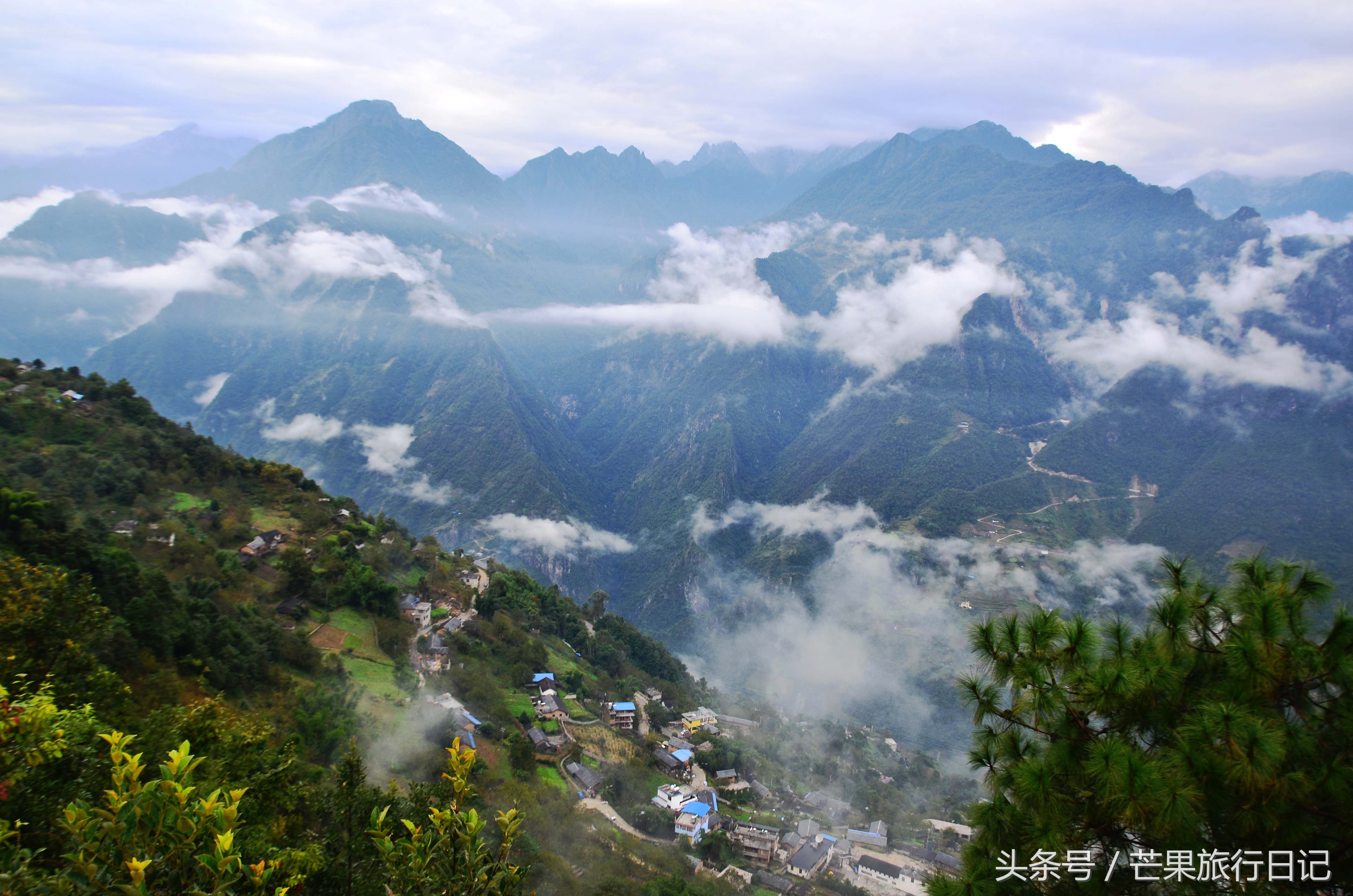 那里处于云南怒江大峡谷之中,位于高黎贡山和碧罗雪山脚下,怒江穿境而