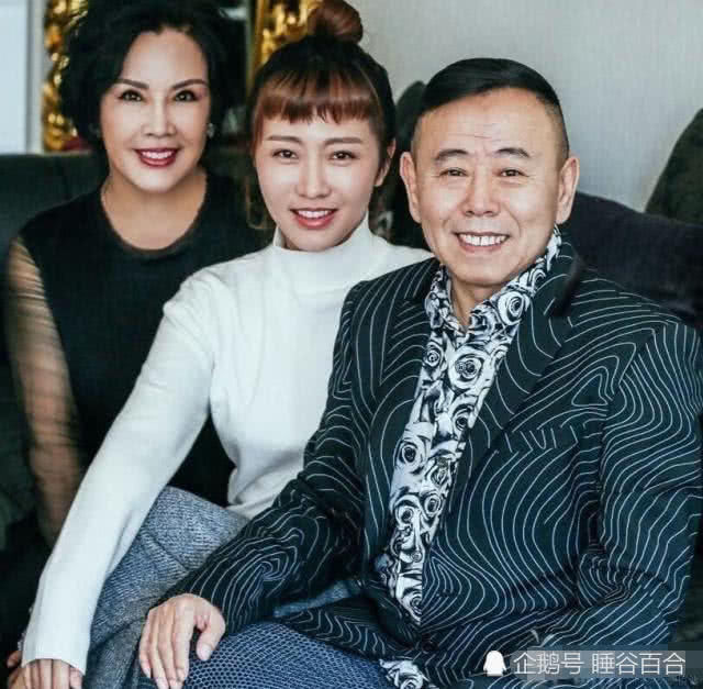 看到潘长江的全家福,终于知道为什么女儿长得不像他了
