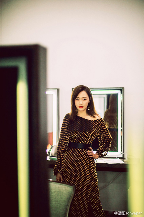 潘长江女儿潘阳晒美照 大秀香肩妩媚迷人