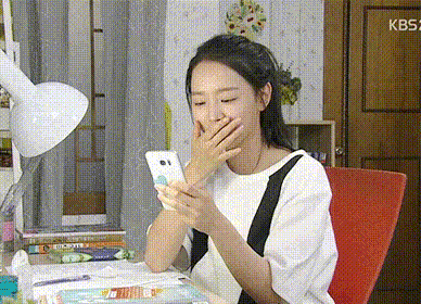 6,搞笑gif图:姑娘,你是看到了什么,看把你乐的
