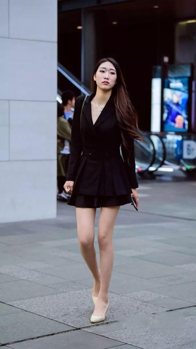 路人街拍:很有气质的长腿美女,让人想拜倒在短裙之下