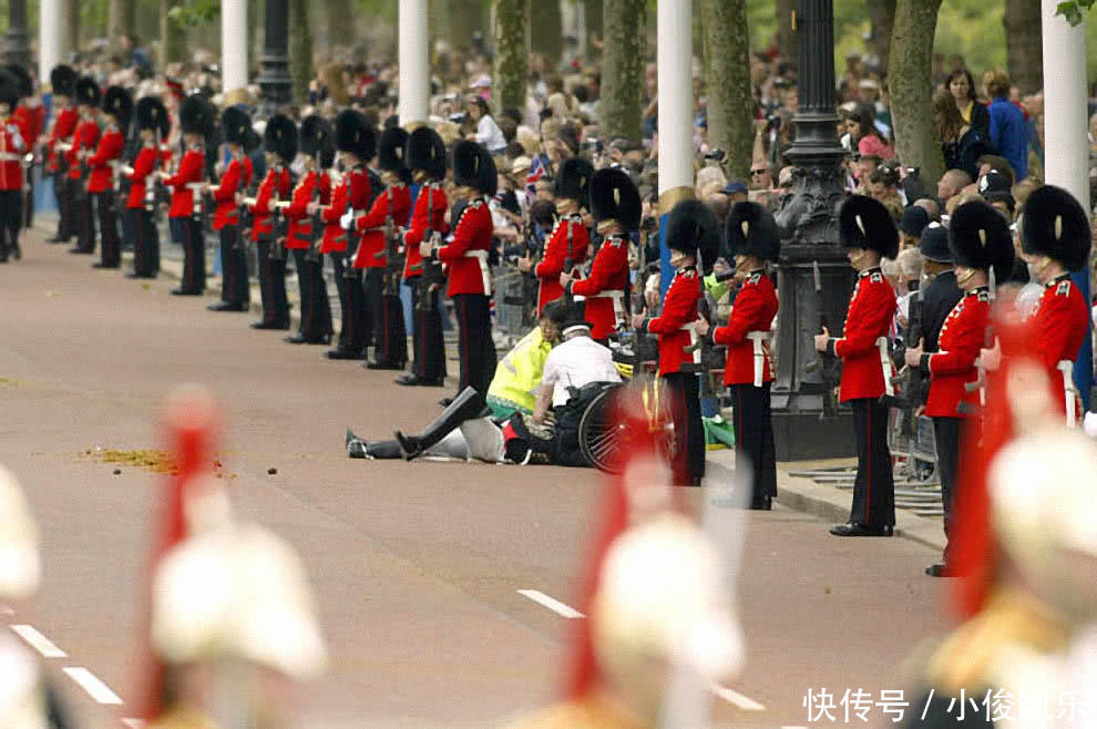 尴尬!英国"熊兵连"又有士兵晕倒了