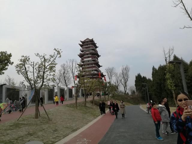 一家人到简阳鳌山公园游玩,没想到这儿变化如此巨大