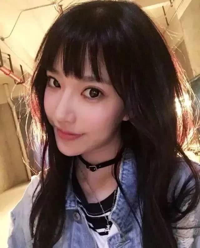 类似韩国练习生出道的节目《加油美少女》 里面有个妹子叫苏菲 自拍的