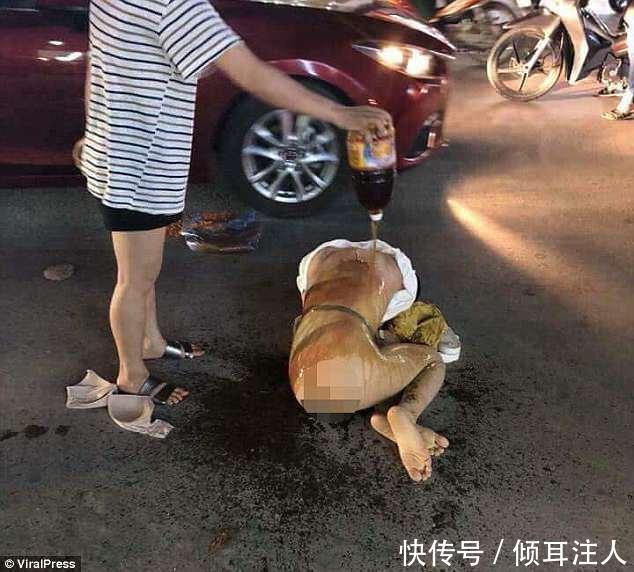 原配恶斗"小三",当街往起身上倒鱼露和辣椒粉