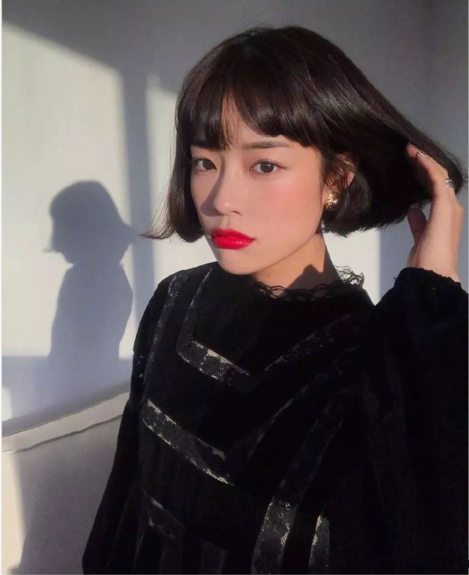 黑色短发女生很适合红唇妆,让你们看看效果