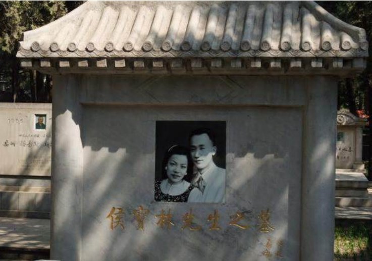 看完侯宝林的墓地,再看看侯耀文的墓地,这父子俩差别真大!
