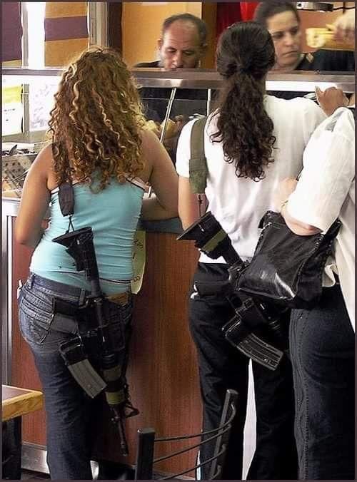 漂亮的以色列女兵逛街也要背着枪 这都是来自血的教训