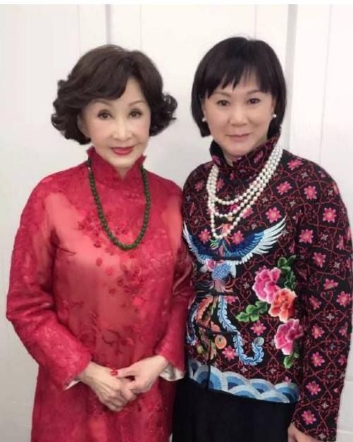 71岁的她和张柏芝合影,气质上赢了张柏芝,她年轻时候真的很好看