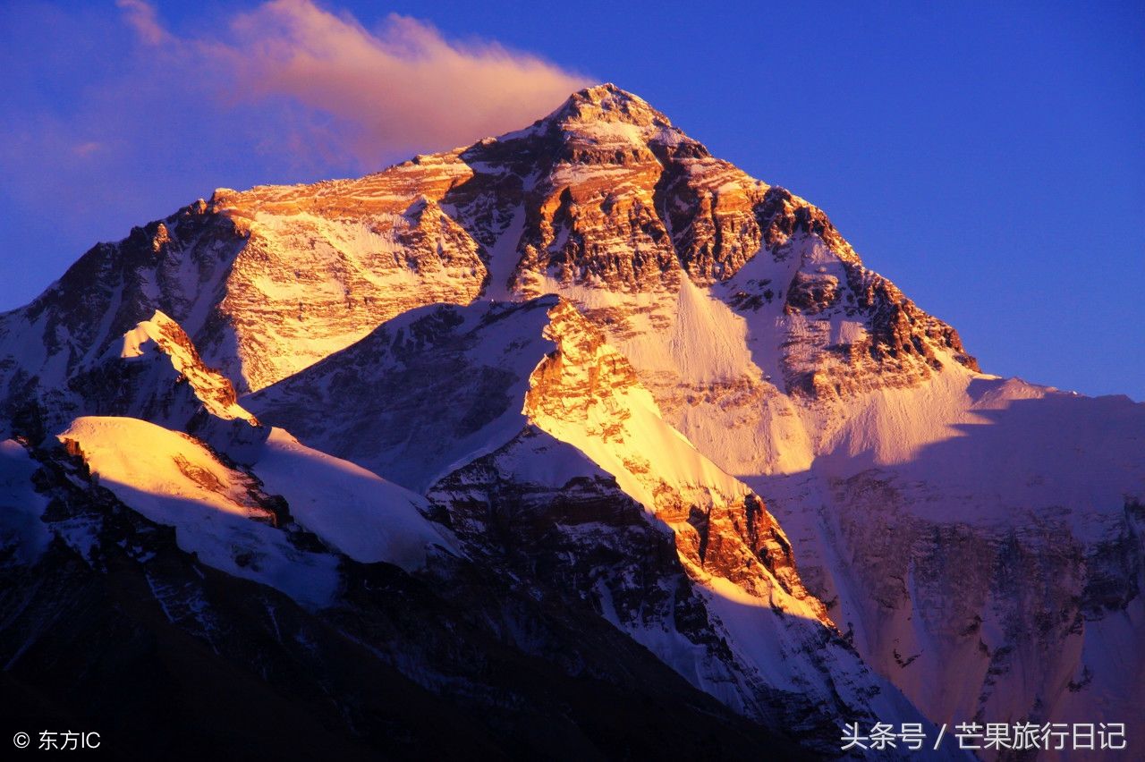珠穆朗玛峰日照金山,珠峰位于中国和尼泊尔边境,北部在中国西藏,南部