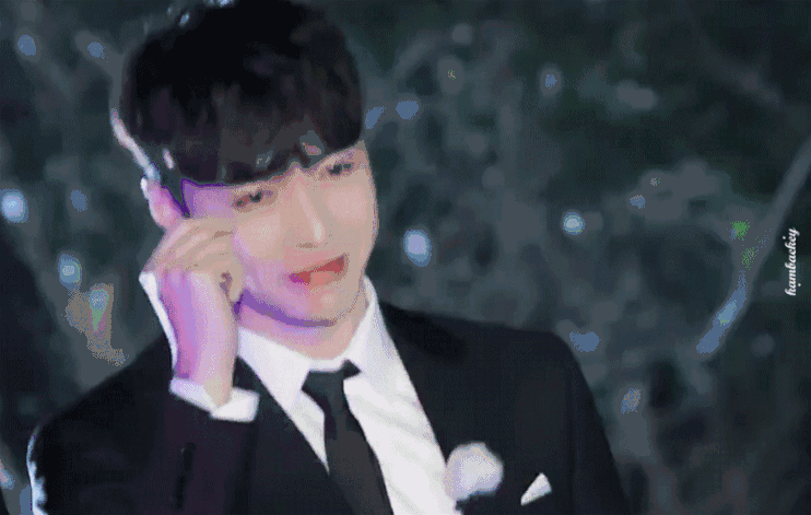 极限挑战张艺兴吃草,被小羊偷亲吓到,笑喷了