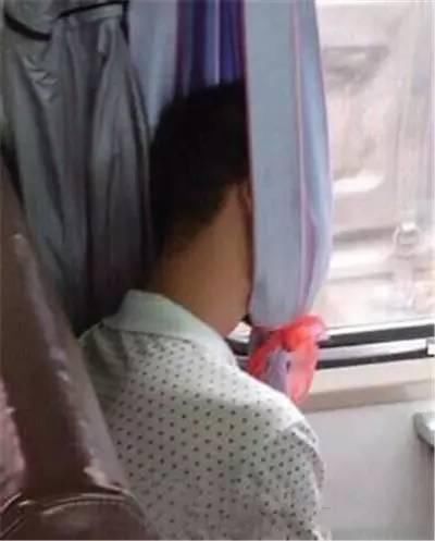 看样子很危险,哥们,玩上吊啊!