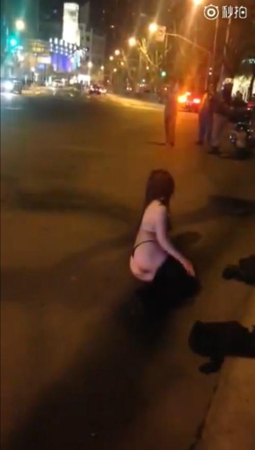网曝上海醉酒女子当街脱光纠缠外国人