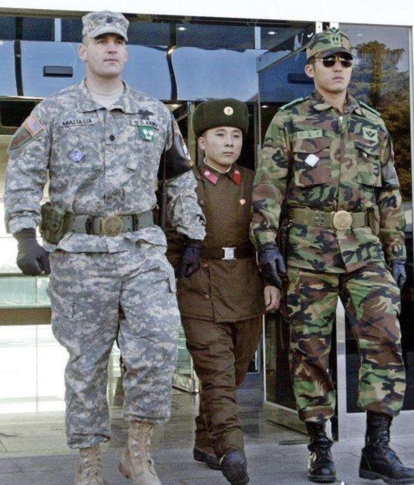 左边的是美国士兵,中间的是朝鲜士兵,右边的是韩国士兵,这身体条件