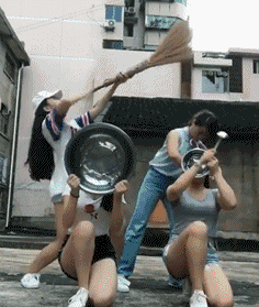 这群女乐队进村,闹的全村都不安