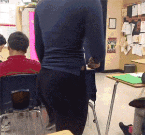 搞笑gif动态图:好心送女朋友礼物,不知为何叫我跪键盘