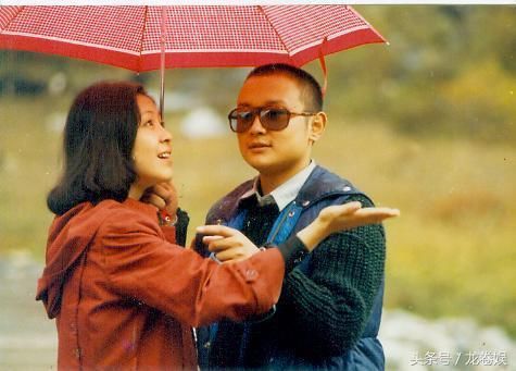 欧阳奋强的妻子是康莉,同样是演员,当时欧阳奋强追康莉时才18岁.