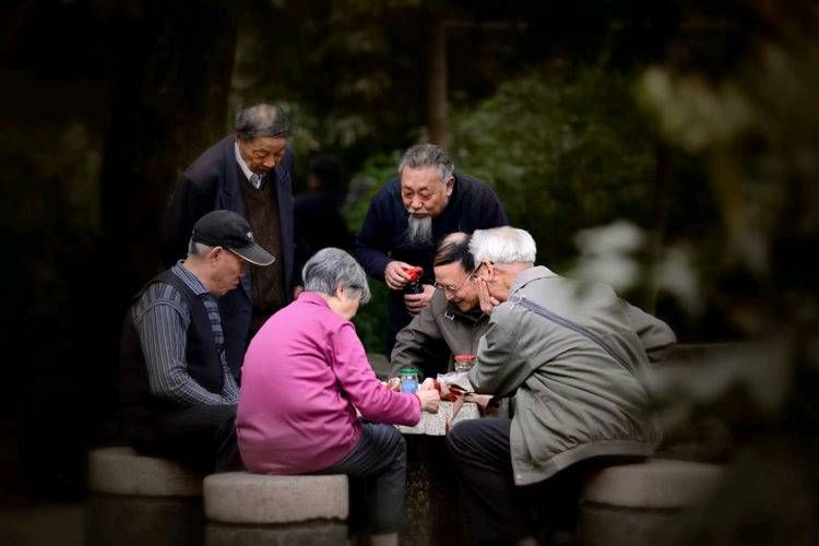 农村老人和城里老人的生活(我们不一样)