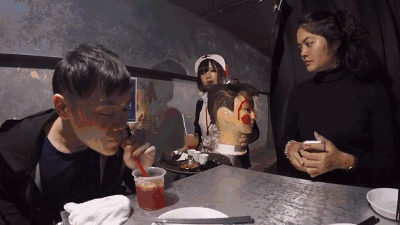 场面相当刺激了 在吃饭的时候 餐厅里的服务员护士妹纸们 还有可能对