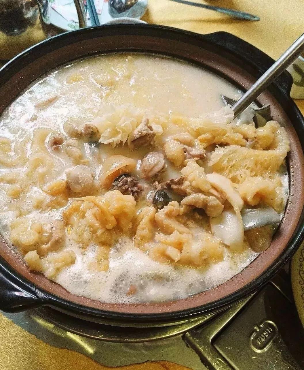 甲鱼,鲍鱼,鸡肉,花胶……全是肥美a甲鱼的肉肉,蛋白质超丰富,咬一口香鸭血白菜豆腐汤图片