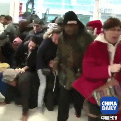 黑色星期五来了!外国人疯狂购物 为抢东西大打出手