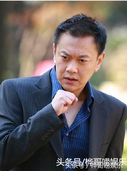 他就是冯嘉怡,名字可能不怎么熟悉,但是记不记得文章拍的《裸婚时代》