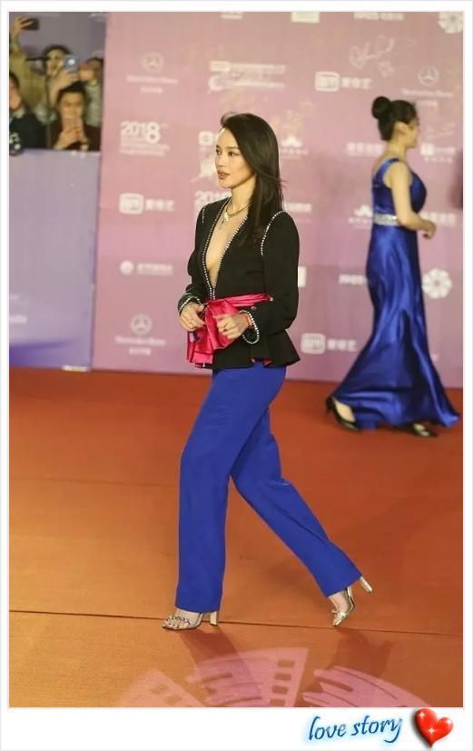 混搭只服舒淇!大红腰带配深蓝裤子,网友:扭秧歌大妈才