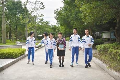 杨周容与学生们在一起 文/图 羊城晚报记者 郭起 在揭阳市第一中学