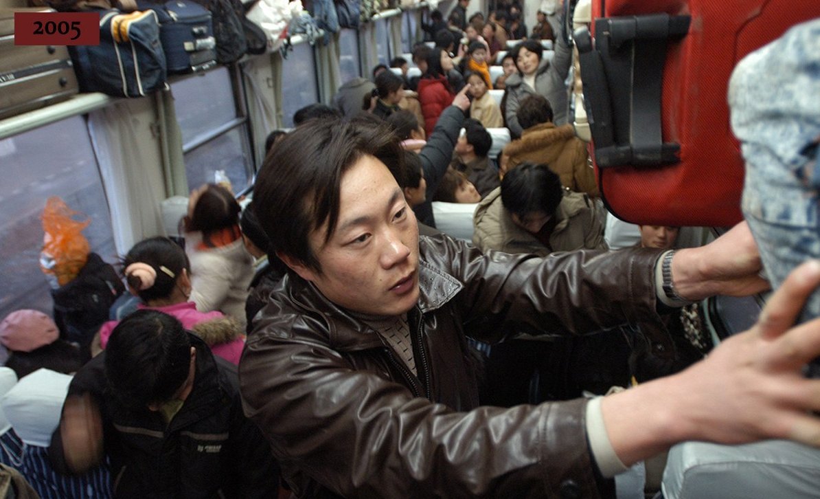 2005年2月14日,外出务工的打工者在整理行李.