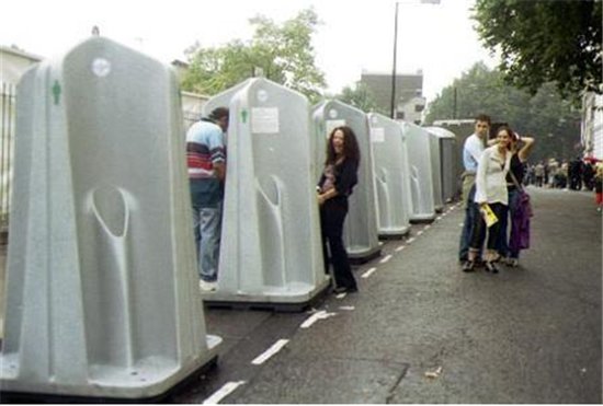 国外的男女通用站立厕所.