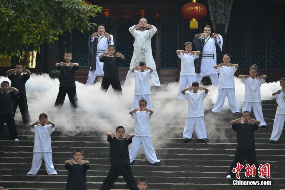 青城派武术掌门人刘绥滨带领弟子演绎青城太极.