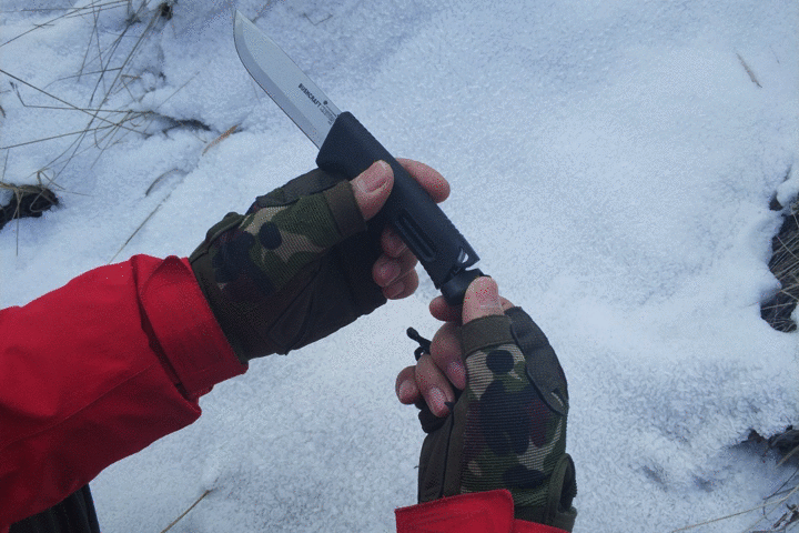 内置打火棒是这款产品的一大特点,对于户外生存来说,携带火柴,打火机
