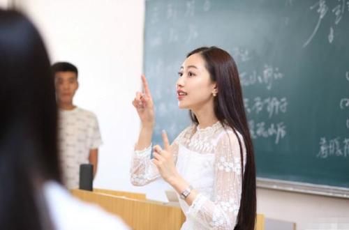 90后女教师太漂亮,网友:可惜是别人家的老师,是我就留级3年