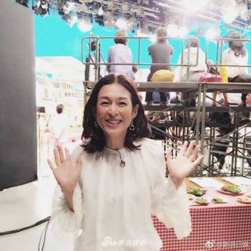 组图:铃木保奈美片场庆生《东爱》莉香已经51岁啦!