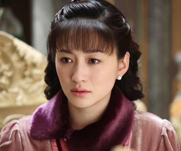 李小冉微博向网友求助,不会飞的小燕子吃什么 网友:问