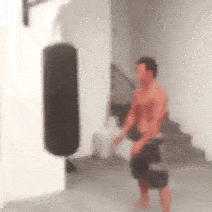 搞笑gif图:大哥你突如其来的骚,闪断了我的腰.