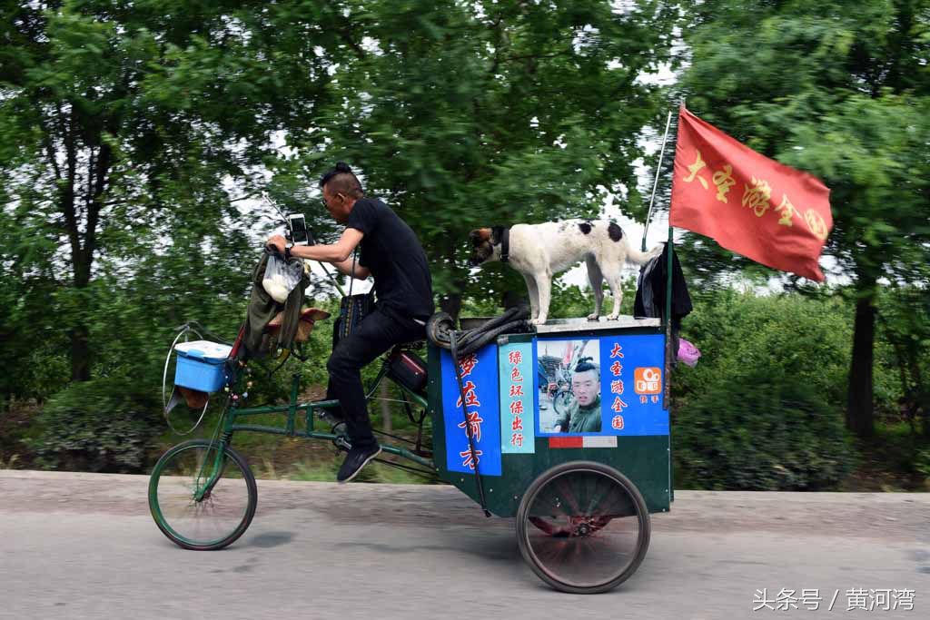 小伙自制三轮车 骑行云南低碳环保