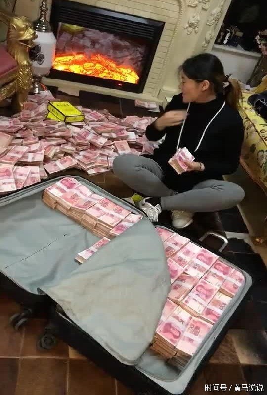 美女钱多也犯愁,数钱数的手都抽筋了,痛并快乐着