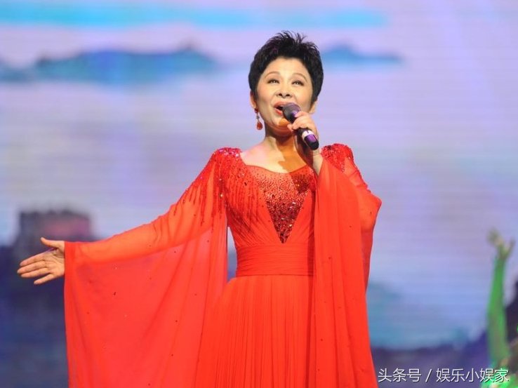 董文华近照,每次演出都兢兢业业,56岁保养得宜 容颜未