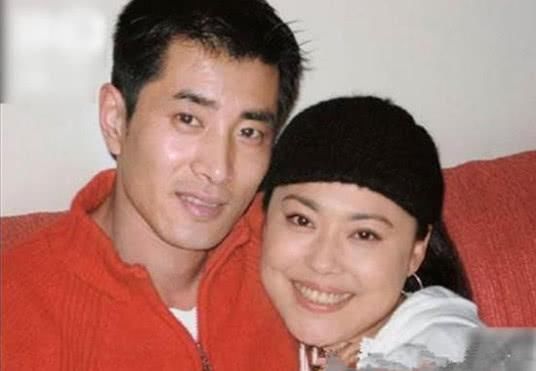 别看现在的李菁菁长相不出众,15岁就出道的她,可是名副其实的谋女郎