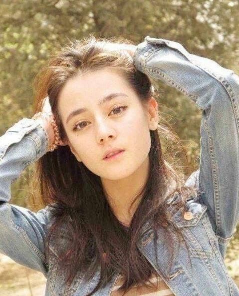 迪丽热巴18岁照片,和现在没什么区别