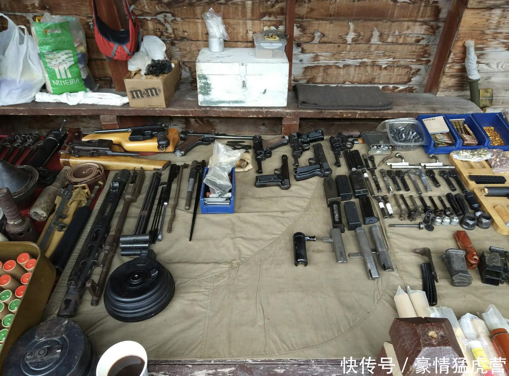实拍俄罗斯街头枪支商店,步枪随意摆放,价格还很便宜!