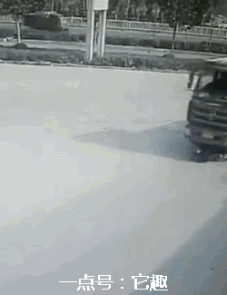 搞笑gif图:请问你是把雷震子娶回家了吗?