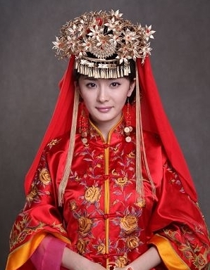 杨幂和baby的现代婚纱都美过古装结婚造型,唯有她同样