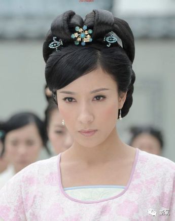 虽然杨怡的脸型偏长,但还是为她的古装角色增加不少气场.